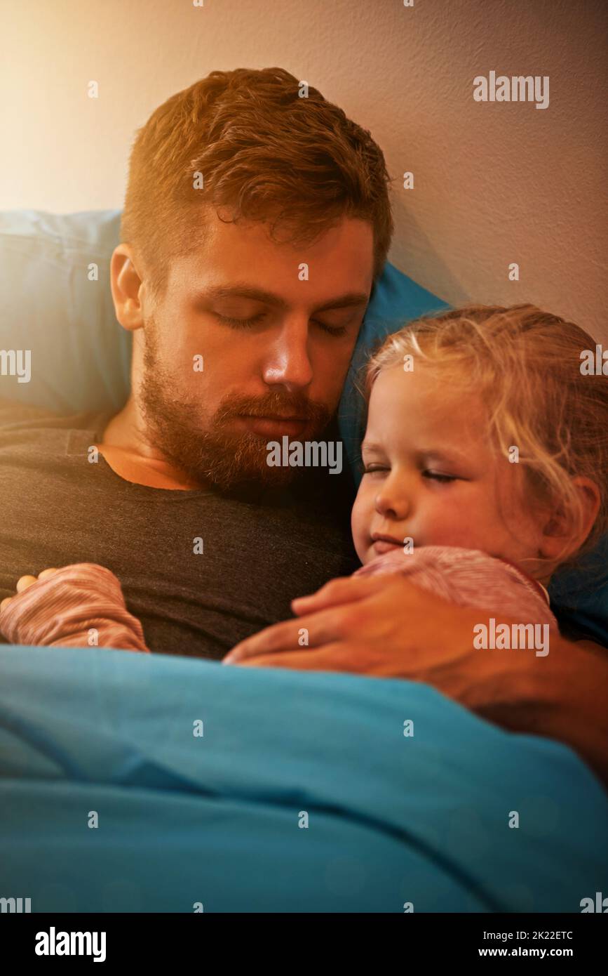 Sie drifteten zusammen ins Traumland. Ein kleines Mädchen, das im Bett