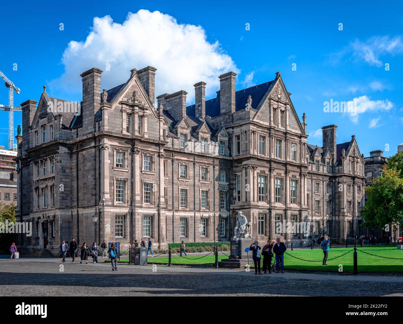 Das Graduates Memorial Building gegenüber dem Parliament Square im Trinity College Dublin. Stockfoto