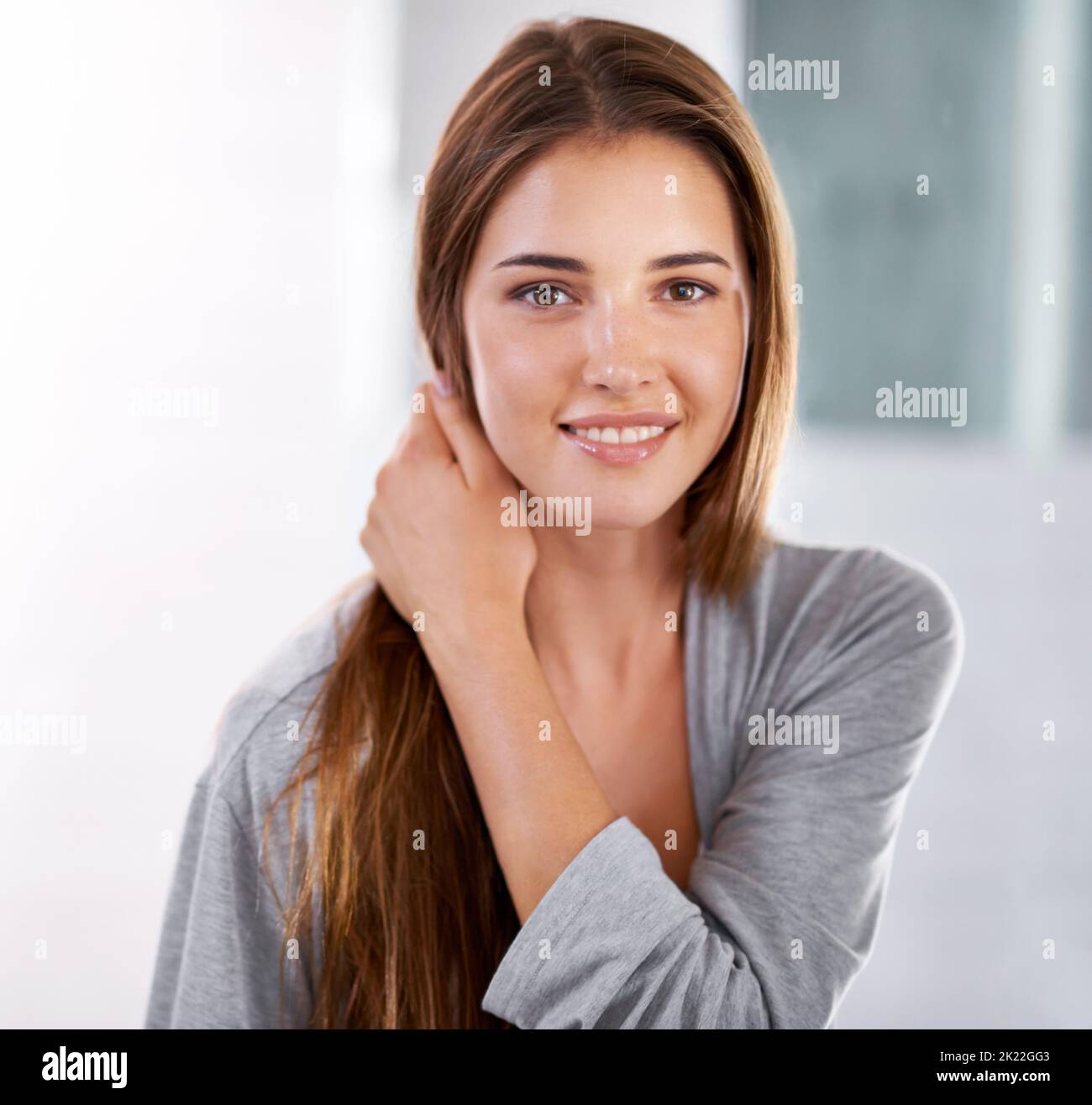 Erfrischend und reinigend. Eine junge Frau kümmert sich zu Hause um ihre persönliche Hygiene. Stockfoto