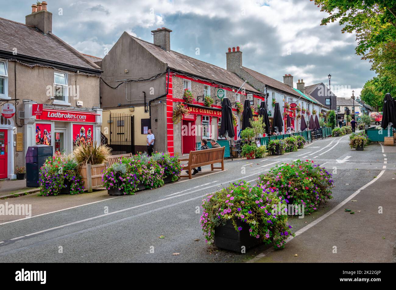 Blick auf die New Street im Zentrum von Malahide, Irland, einer neu eingerichteten Fußgängerzone für Mahlzeiten im Freien. Stockfoto