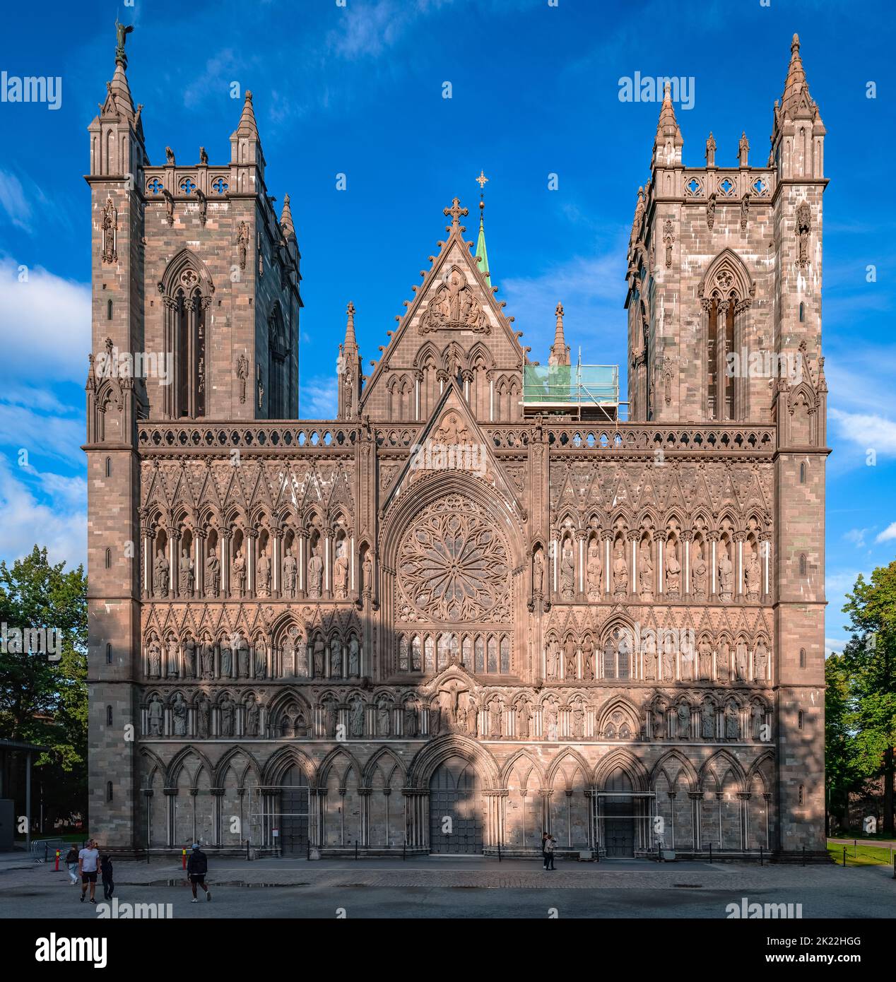 Trondheim, Norwegen - August 19 2022: Die Kathedrale von Nidaros, Westfront, restauriert 1905-1983. Stockfoto