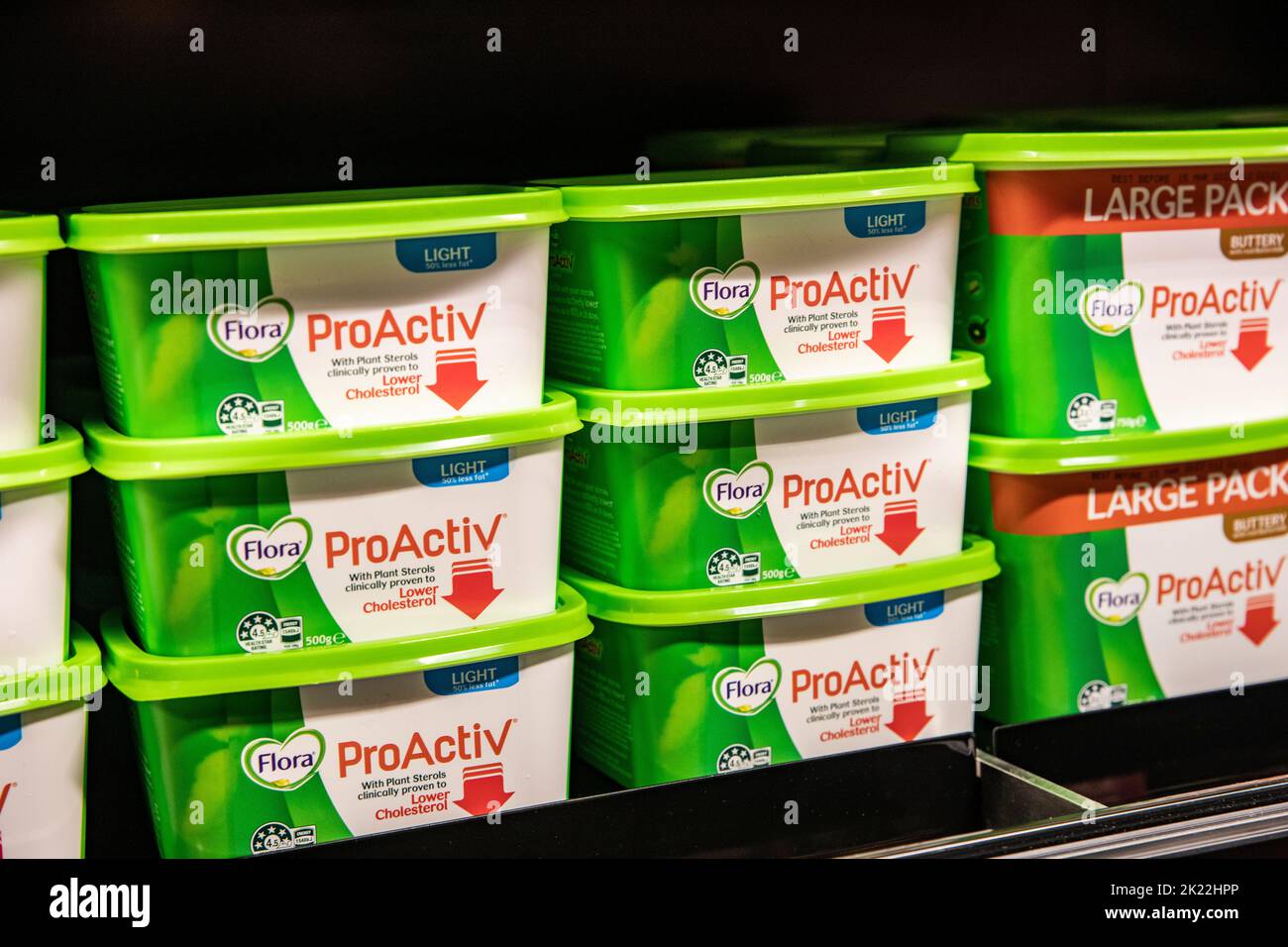 Flora Proactiv Butter Margarine in Kübeln zum Verkauf in einem australischen Supermarkt Stockfoto