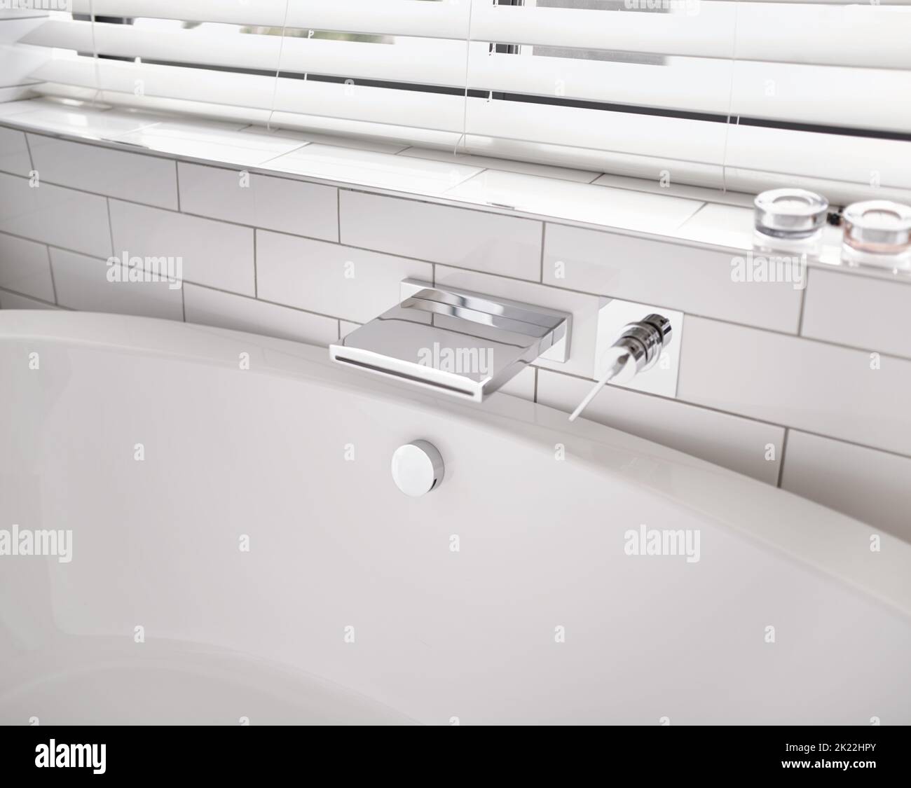 Modernes Wohnen. Modernes und sauberes Badezimmer mit luxuriösen Annehmlichkeiten. Stockfoto