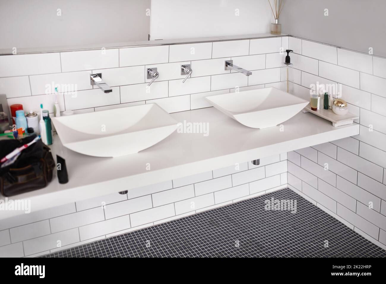 Modernes Design für den heutigen Lebensstil. Modernes und sauberes Badezimmer mit luxuriösen Annehmlichkeiten. Stockfoto