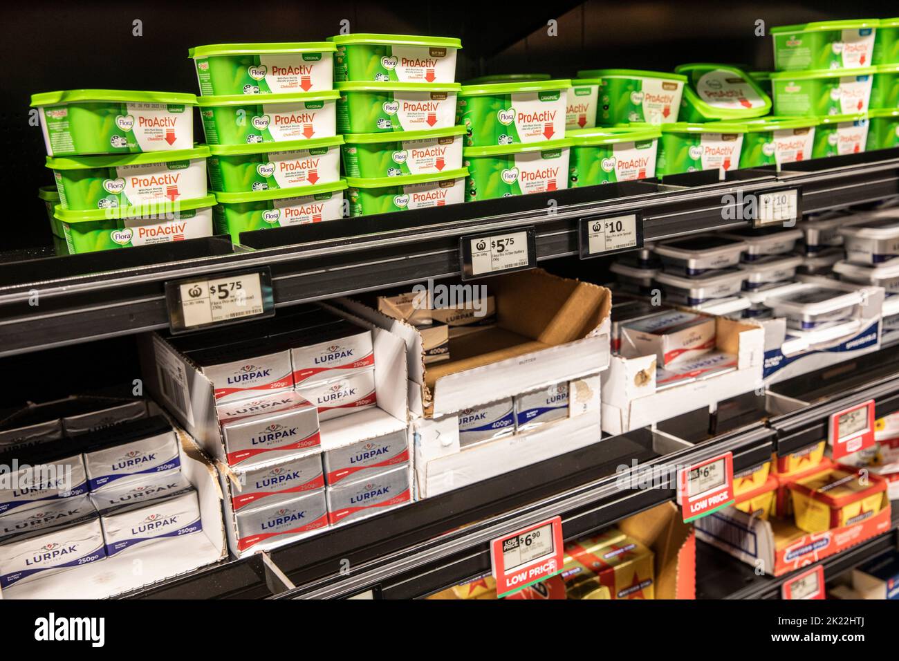 Flora proactiv Butter Margarine und Lurpak Butter in einem Woolworths Sydney Supermarkt, NSW, Australien Stockfoto