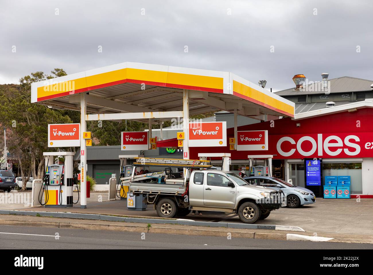 Shell Coles Tankstelle in Avalon Beach Sydney mit toyota hilux mit Diesel, NSW, Australien Stockfoto