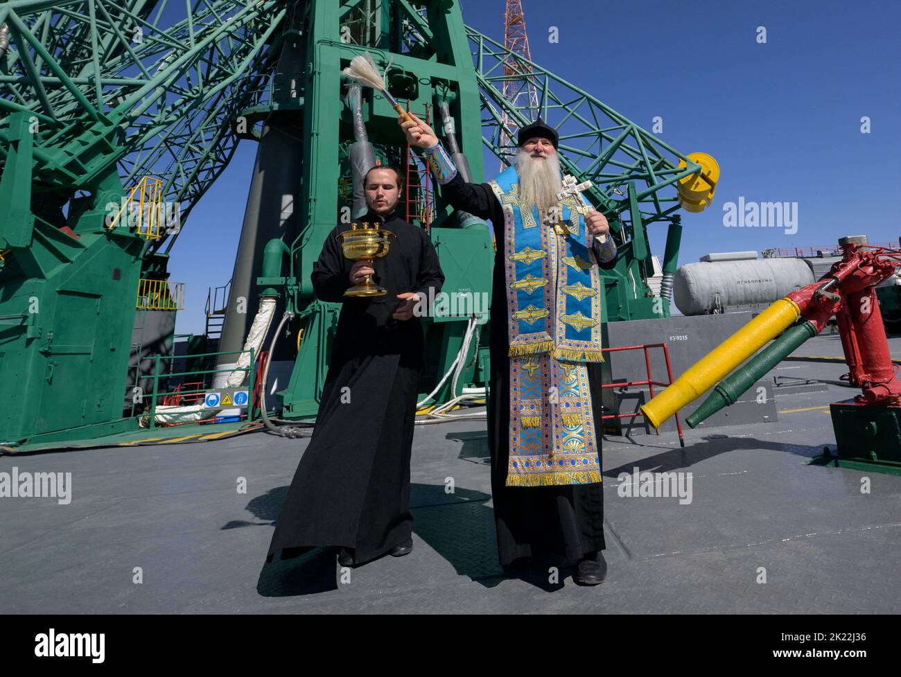 Der russisch-orthodoxe Bischof Ignatii segnet die Sojus-Rakete am Dienstag, den 20. September 2022, auf der Startrampe des Kosmodrom Baikonur in Kasachstan. Am 21. September 68 2022 sollen der Astronaut der NASA, Frank Rubio, und die Kosmonauten Sergey Prokopyev und Dmitri Petelin von Roskosmos an Bord ihrer Sojus MS-22-Sonde starten. Foto von Bill Ingalls/NASA via CNP/ABACAPRESS.COM Stockfoto