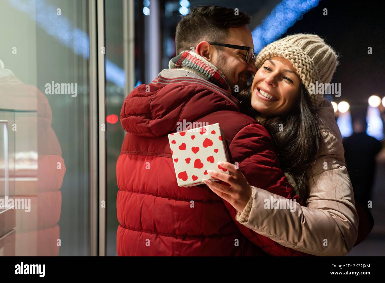 Schönes Paar in der Liebe feiert mit Geschenk im Freien. Genießen Sie Zeit zusammen in Valentine's Stockfoto
