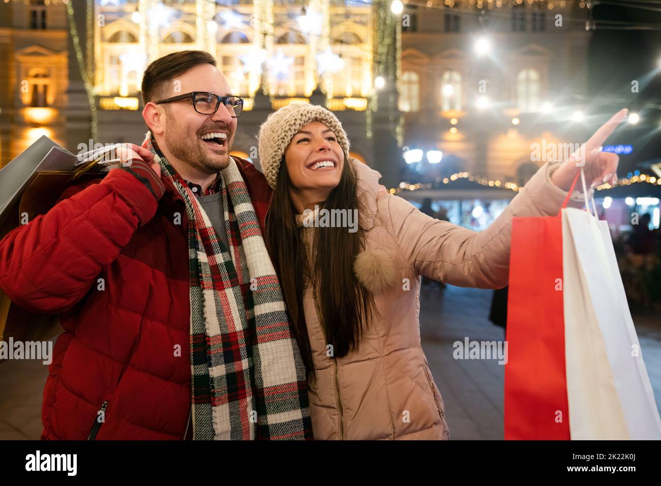 Glückliches Paar, das zusammen Spaß beim Weihnachtseinkauf hat. Urlaub präsentieren Menschen Glück Konzept Stockfoto