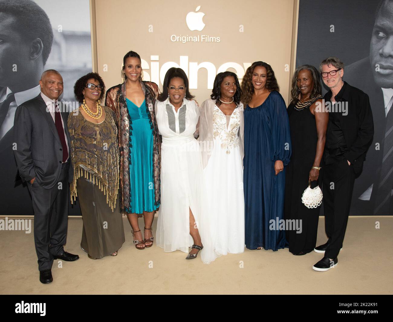 21. September 2022 - Los Angeles, Kalifornien - (L-R) Reginald Hudlin, Sydney Poitier, Sherri Poitier, Oprah Winfrey, Beverly Poitier-Henderson, Anika Poitier, Pamela Poitier und Derik Murray. Premiere von Apple TV +'s ''Sidney' (Kreditbild: © Billy Bennight/AdMedia via ZUMA Press Wire) Stockfoto