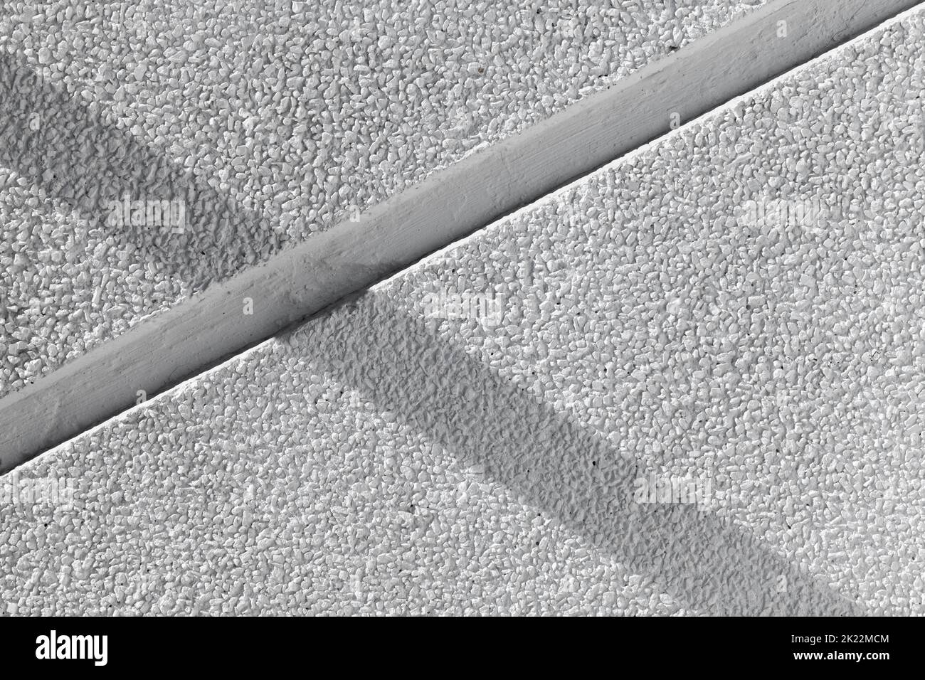 Leere weiße Steinmauer mit Schatten. Abstrakte Hintergrund Foto Textur Stockfoto