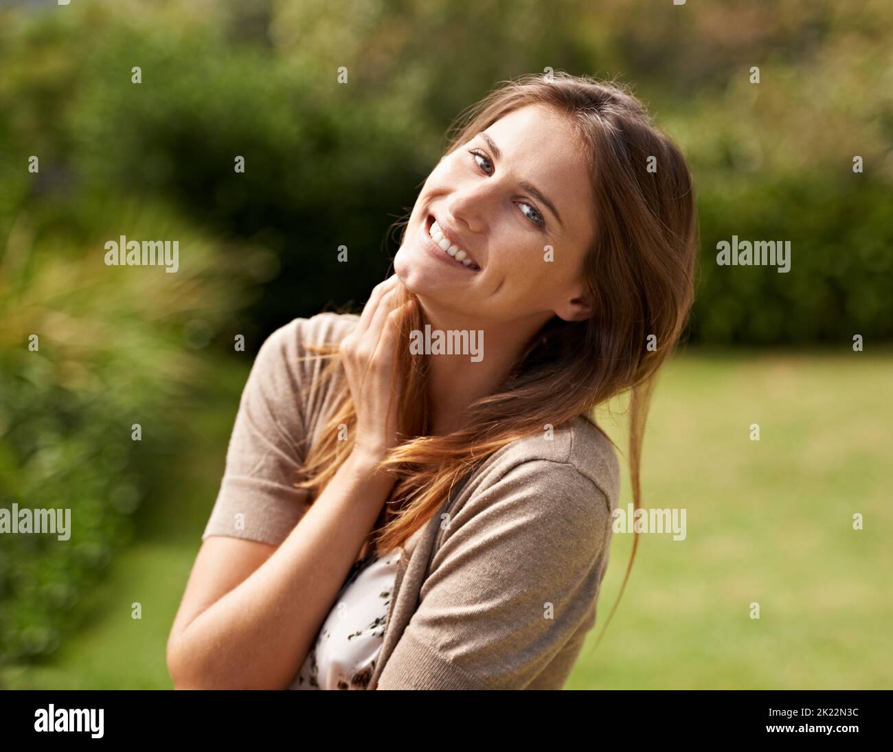 Sorglos und positiv. Eine Frau, die die Sonne im Freien genießt. Stockfoto