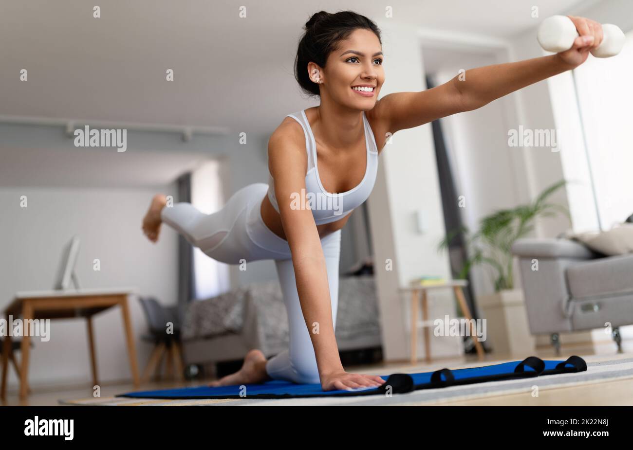 Fit Sport Frau Training und Training zu Hause Stockfoto