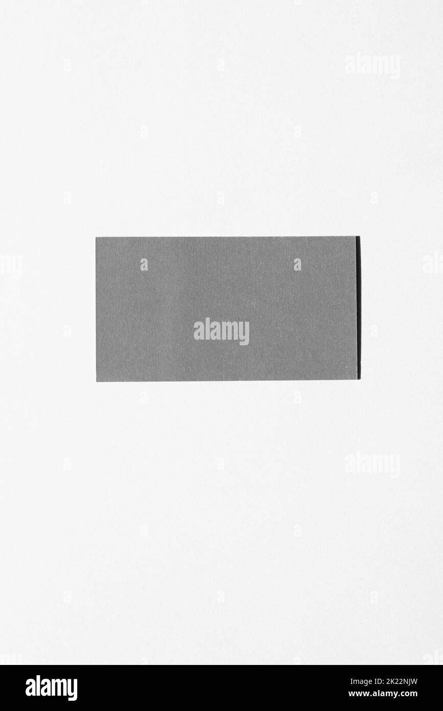 Minimal Branding Grafikdesign-Mockup mit leerer Kraftpapier-Karte auf Weiß. Business Stationery Konzept. Stockfoto