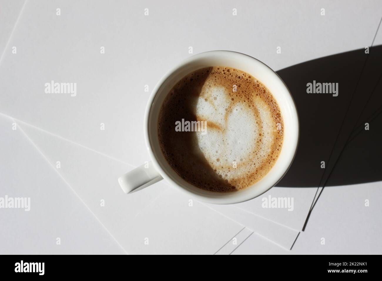 Frisch zubereiteter Cappuccino mit Latte Art. Kaffeepause. Minimaler Mockup Am Arbeitsplatz. Stockfoto