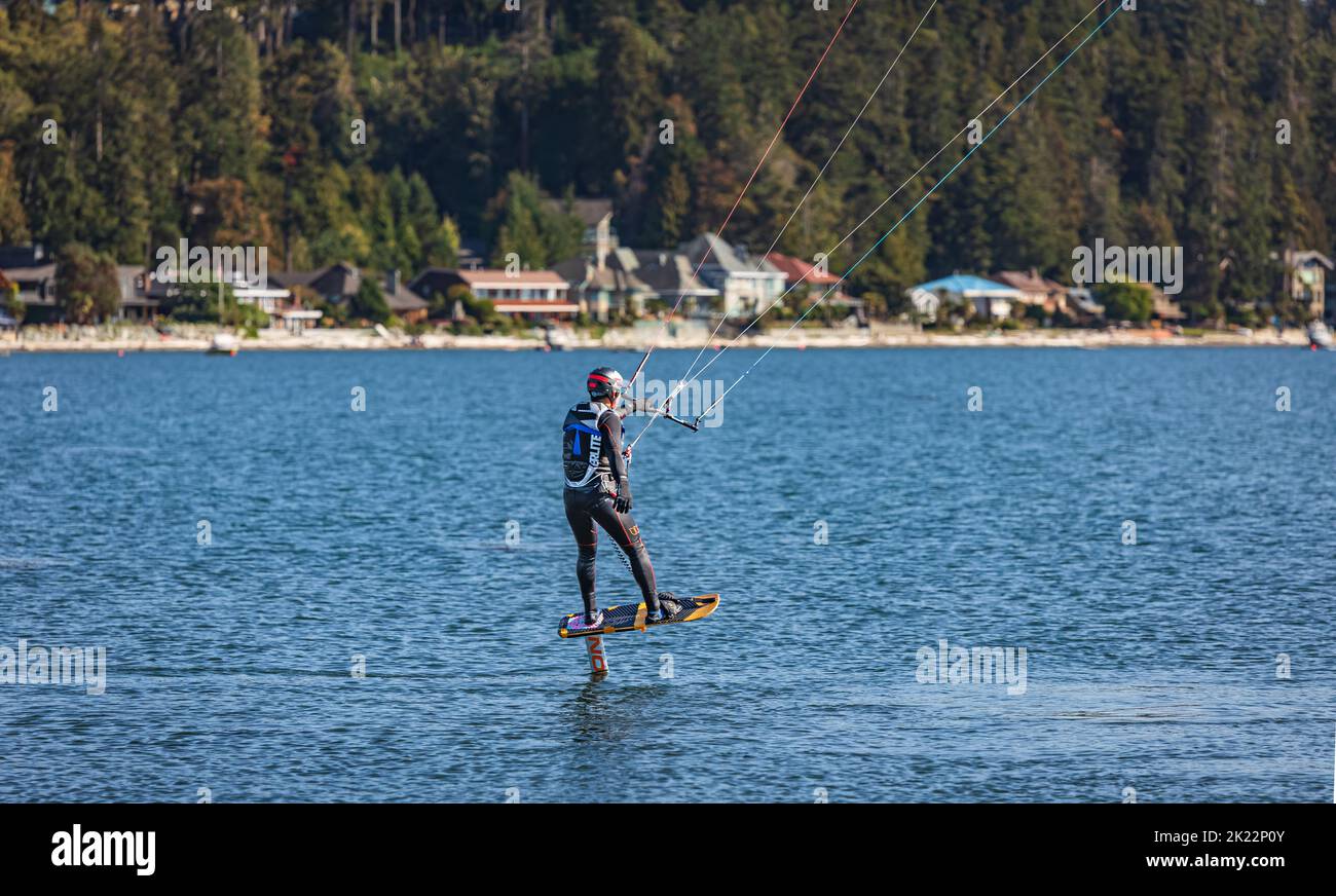 Freizeit Wassersport Aktion. Gesunder Mann Surfer Kiteboarding, Kite Surfen Auf Wellen Im Meer, Extremsport Stockfoto