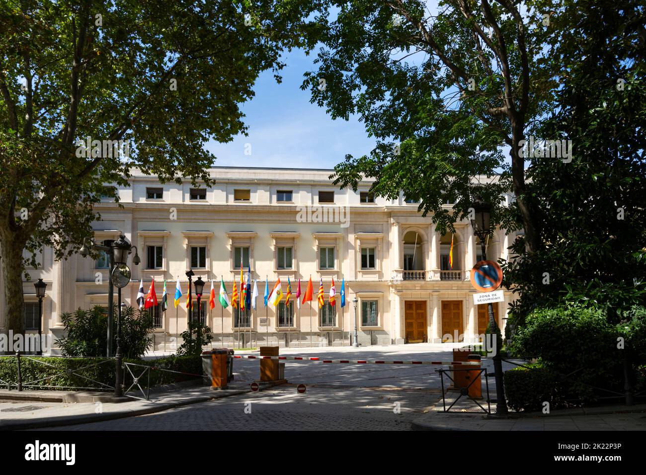Madrid, Spanien. September 2022. Außenansicht des Senatsgebäudes in der Innenstadt Stockfoto Madrid, Spanien. September 2022. Außenansicht des Senatsgebäudes in der Innenstadt Stockfoto