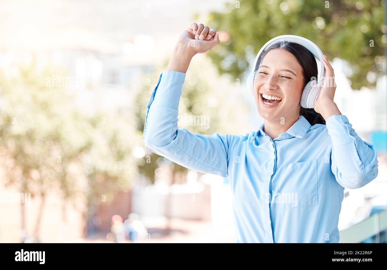 Kopfhörer, Tanz und Geschäftsfrau im Park, in der Natur oder im Freien mit Mockup. Audio-, Streaming- oder Corporate-Female mit Ohrhörern oder Headset Stockfoto