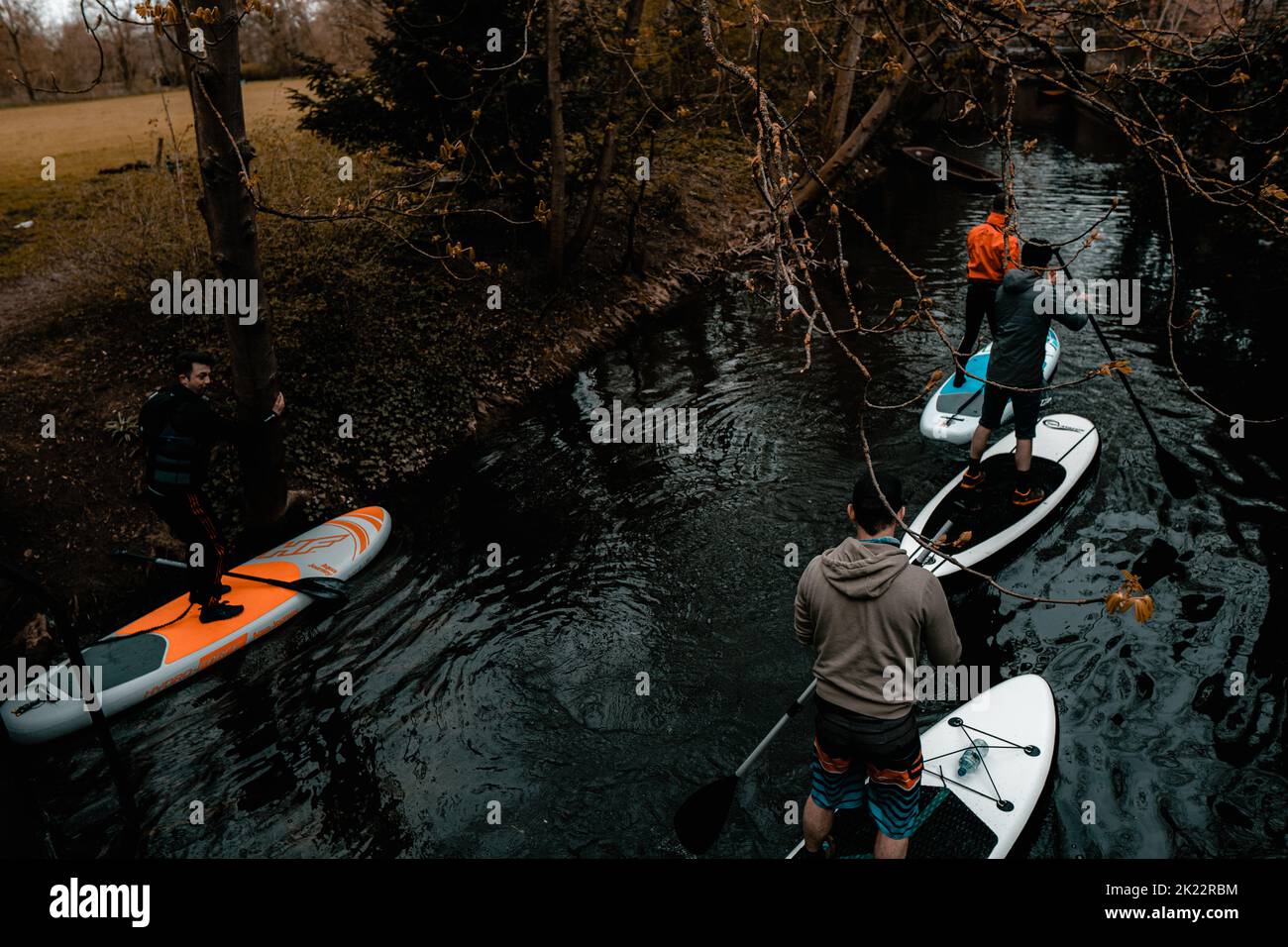 Eine Aufnahme von Menschen, die in Oxford den Fluss hinunter paddeln Stockfoto