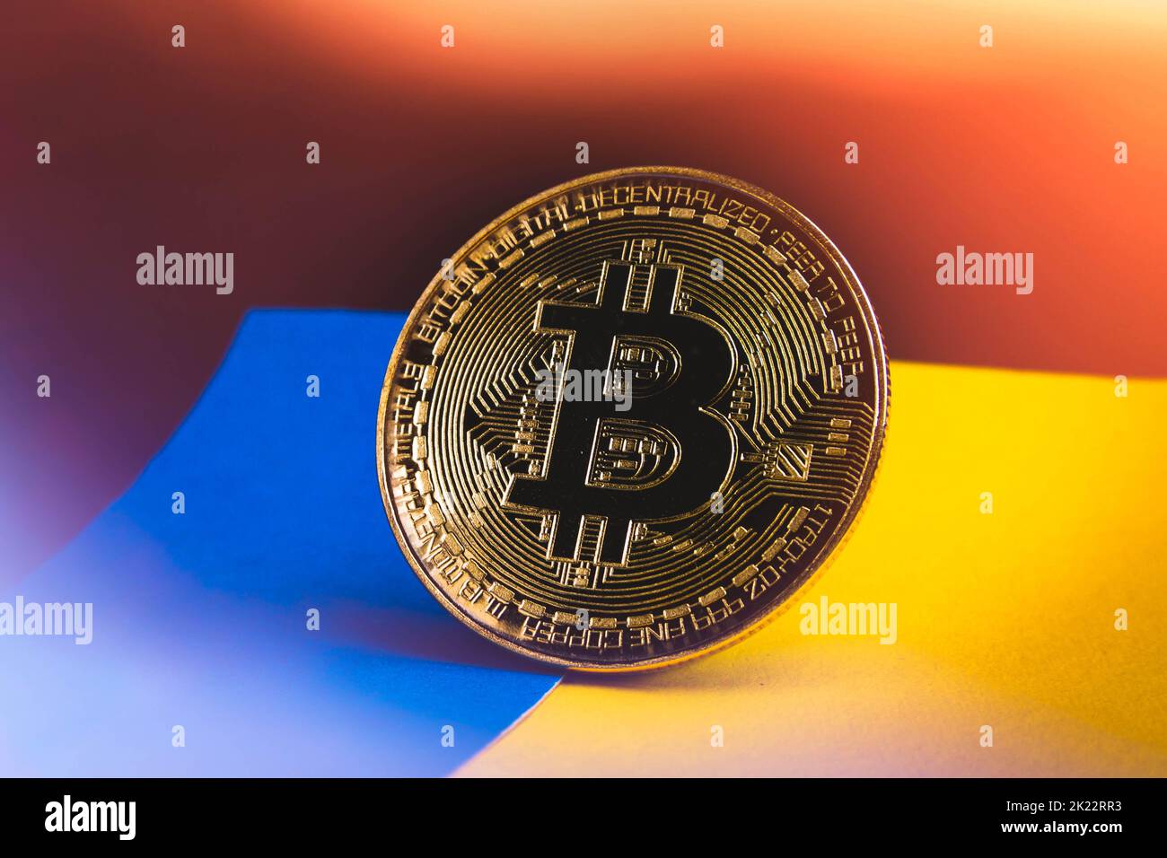 Bitcoin und Flagge der Ukraine. Kryptowährung in der Ukraine. Bezahlung von Waren. Ländermünze. Internetwährung im Land. Stockfoto