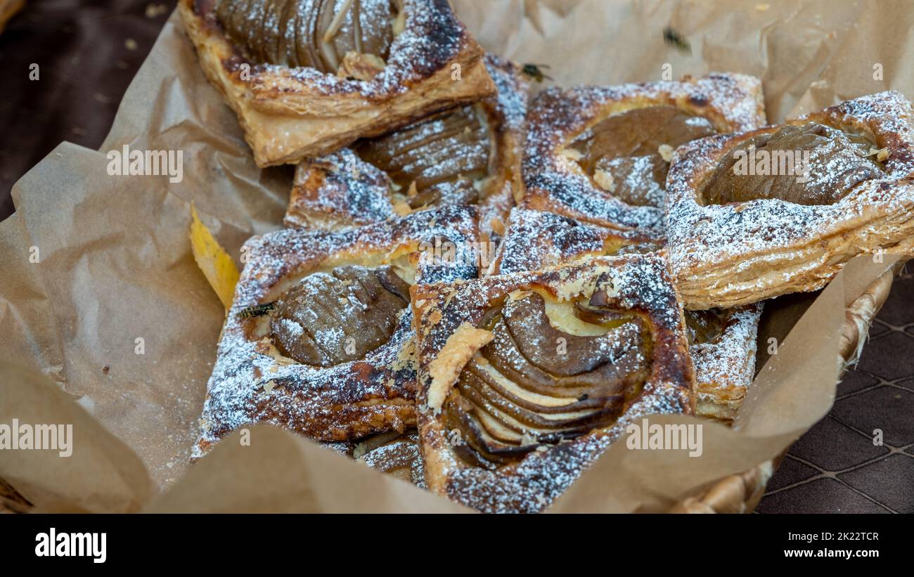 Nahaufnahme von Karamell- und Apfelgebäck-Kuchen. Lettischer Markt für ländliche Gebiete. Stockfoto