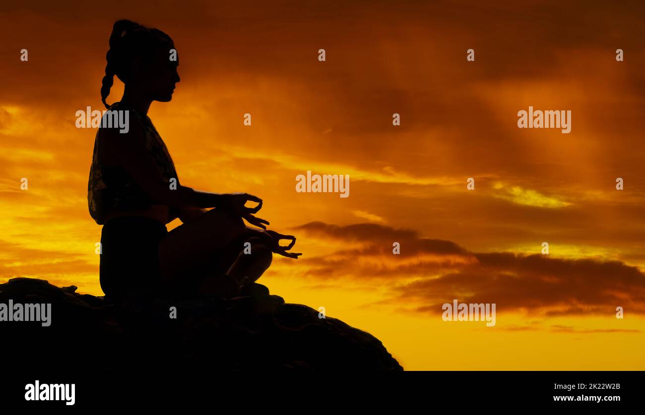 Yoga, Berg und Meditation mit Silhouette der Frau bei Sonnenuntergang für Frieden, Geist und Zen in der Natur. Freiheit, Landschaft und Energie mit Mädchen entspannen Stockfoto