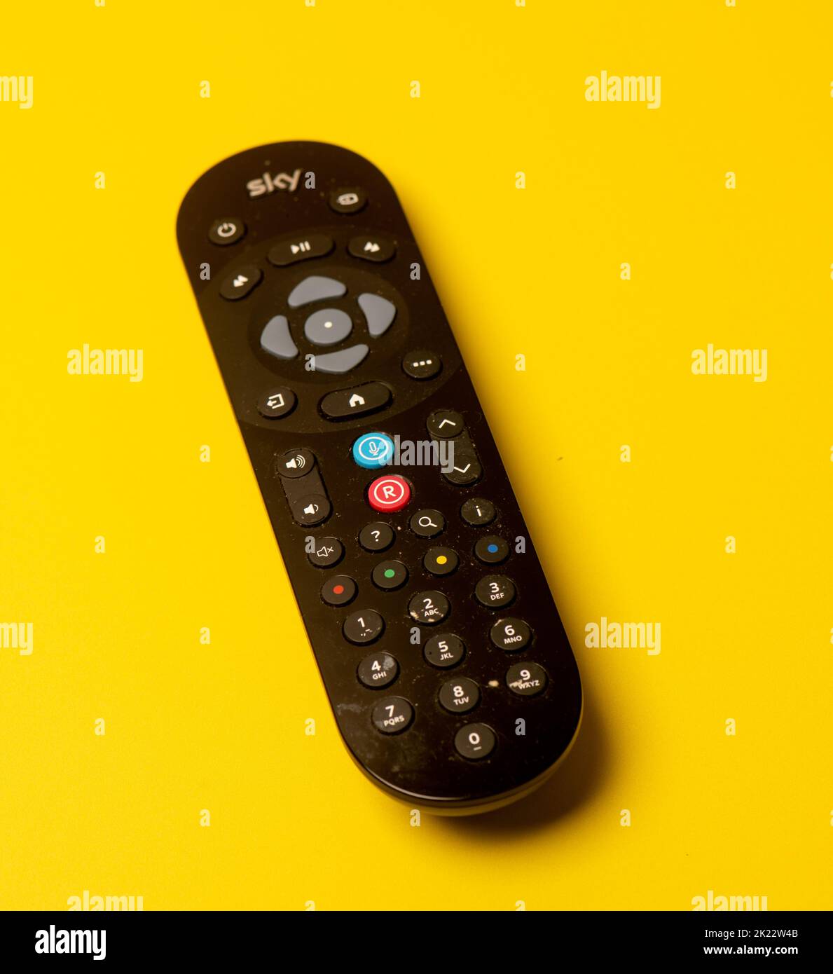 Sky q-Fernbedienung mit gelbem Hintergrund. Stockfoto