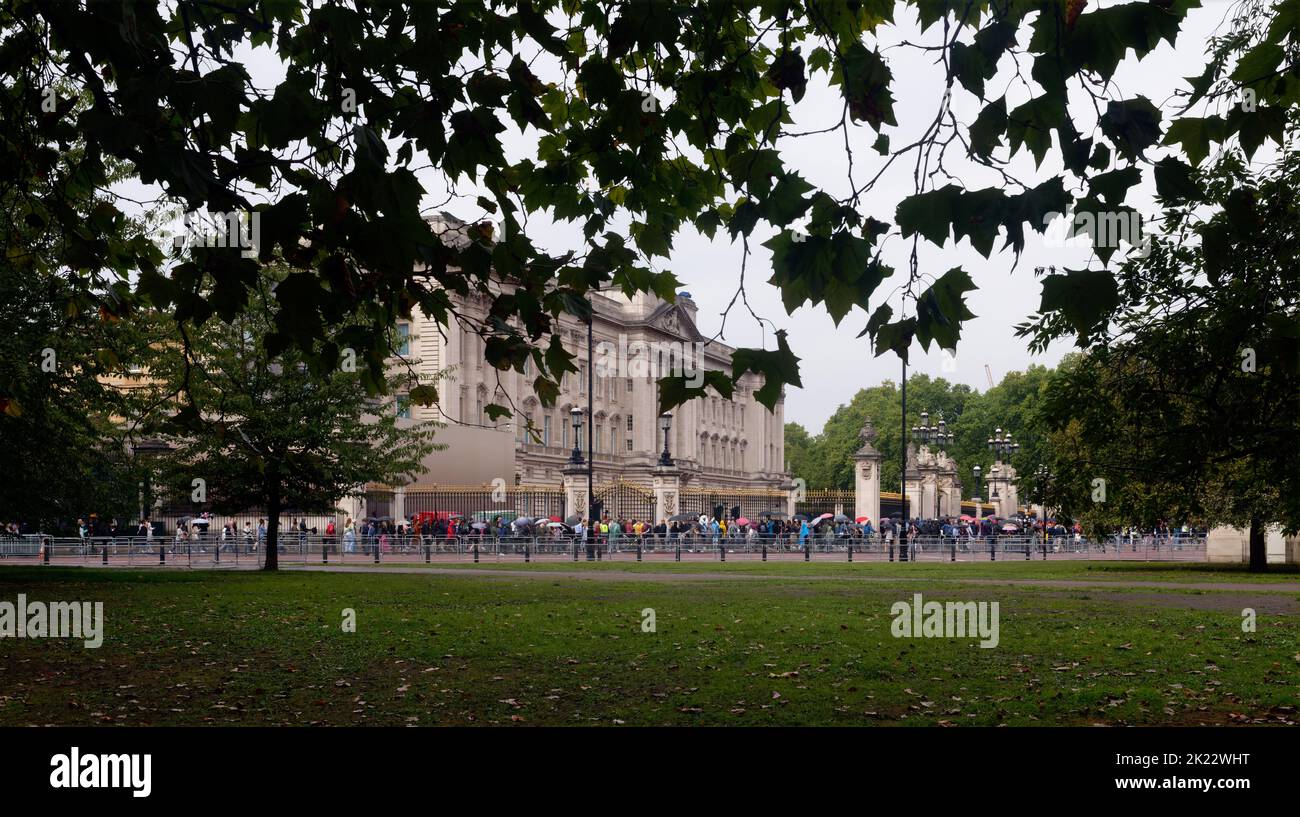 Trauernde im Regen am Buckingham Palace, die nach dem Tod von Königin Elizabeth II., London, England, Respekt zollen Stockfoto