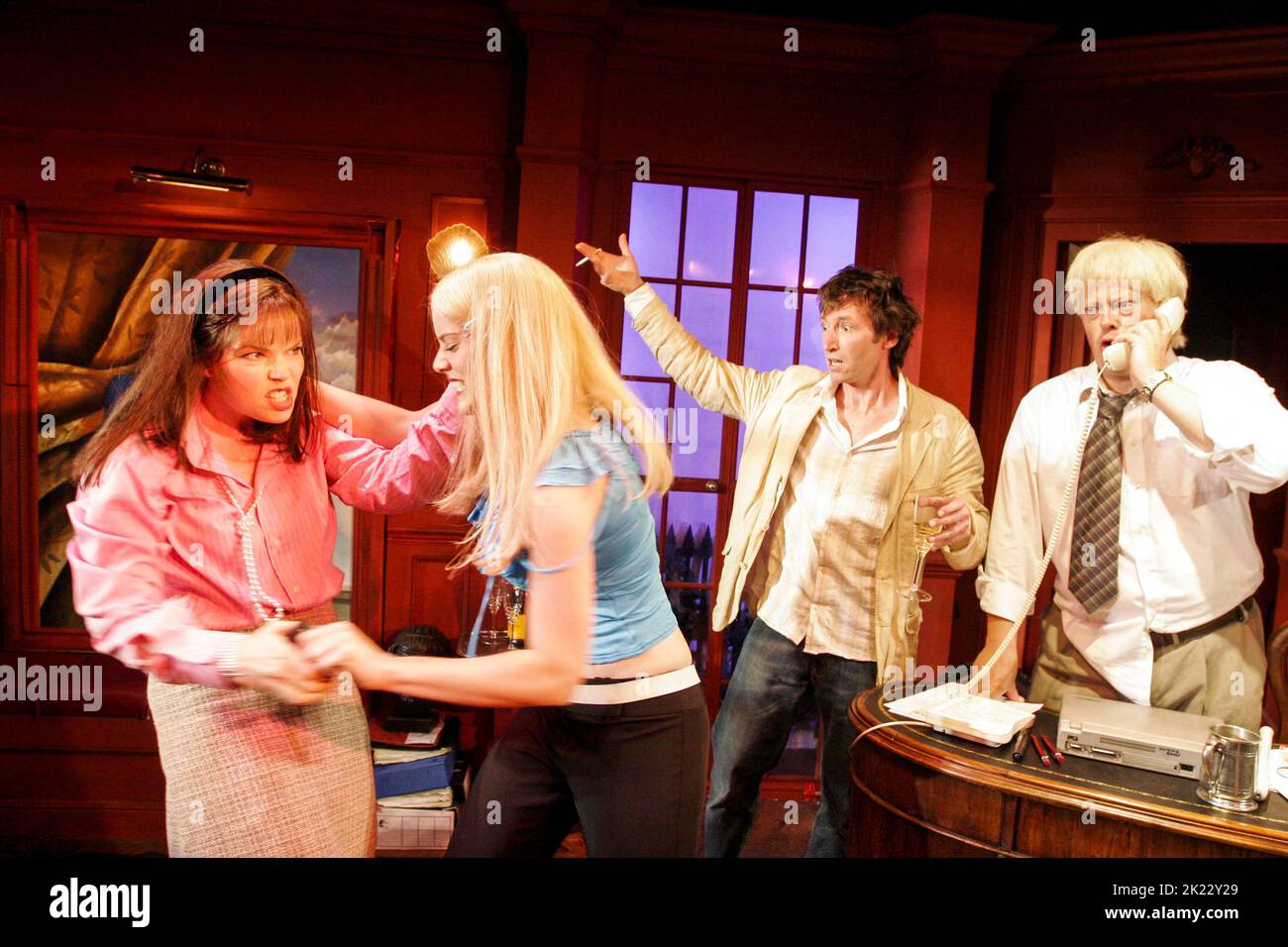 l-r: Sara Crowe (die Hon. Petronella Wyatt), Michelle Ryan (Tiffany der Maulwurf), Peter Hamilton-Dyer (Rod Liddle), Tim Hudson (Boris Johnson) in WHO'S DER VATER? Von Toby Young & Lloyd Evans im King's Head Theater, London N1 25/07/2005 Regie Tamara Harvey Stockfoto