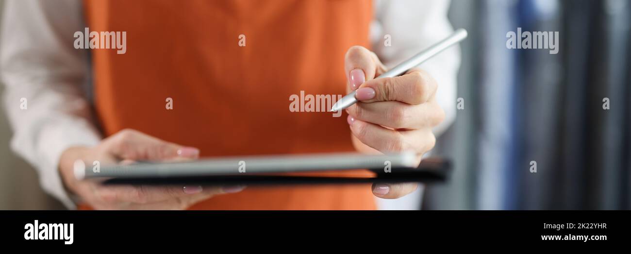 Tablet mit Stylus in weiblichen Händen in einheitlicher Nahaufnahme Stockfoto