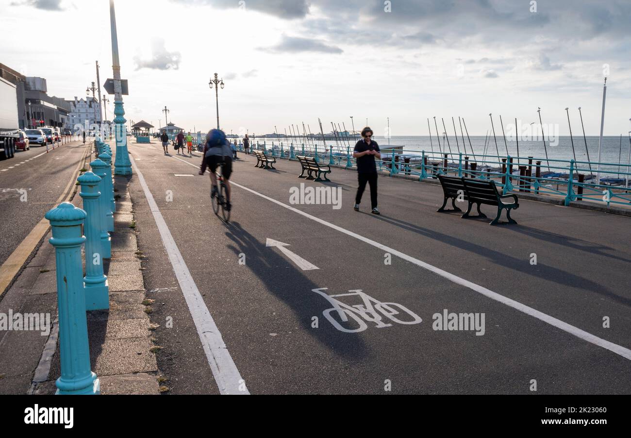 Brighton UK 22. September 2022 - Radler fahren entlang der Küste von Brighton am autofreien Tag . Der autofreie Tag wird am oder um den 22. September auf der ganzen Welt gefeiert und ermutigt die Menschen, zu Fuß zu gehen, mit dem Fahrrad zu fahren oder öffentliche Verkehrsmittel zu nutzen, anstatt ihr Auto für den Tag zu benutzen. . : Credit Simon Dack / Alamy Live News Stockfoto
