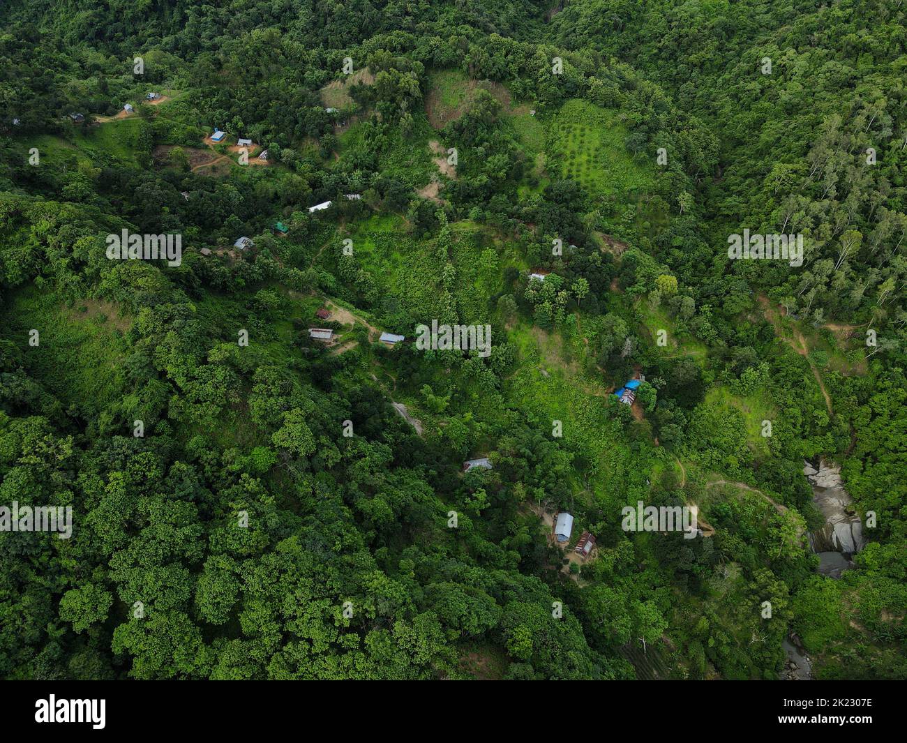 Häuser von Stämmen leben auf den Hügeln in Wahedpur Union von Mirsharai Region in Chittagong Stadt. Sie sind im Grunde auf den Berg fixiert, das Fundament ihres ganzen Lebenswerks, der Berg des Vertrauens. Die traditionellen Machang-Häuser der Bergstämme von Bangladesch sind verschwunden, sie leben jetzt in Zinnhäusern wie gewöhnliche Bewohner. Machang Häuser wurden komplett aus Bambus, Holz und Gramm. Chittagong, Bangladesch. Stockfoto