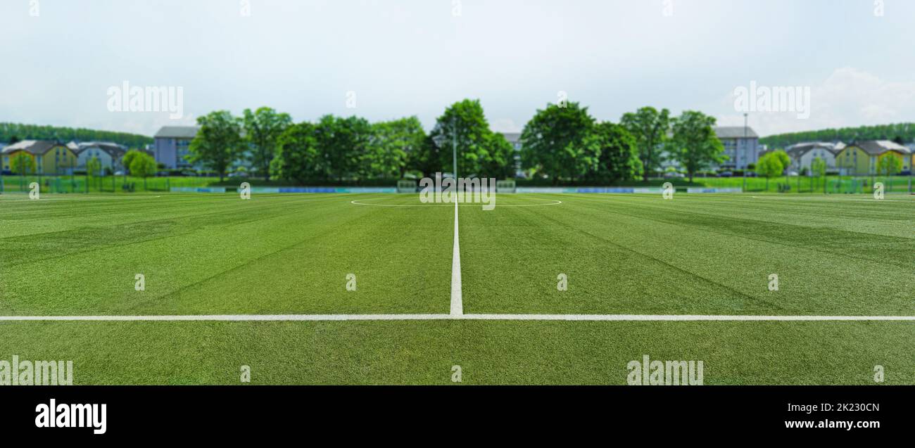 Strukturiertes Fußballfeld in einer kleinen Stadt. - Zentrum, Mittelfeld Stockfoto