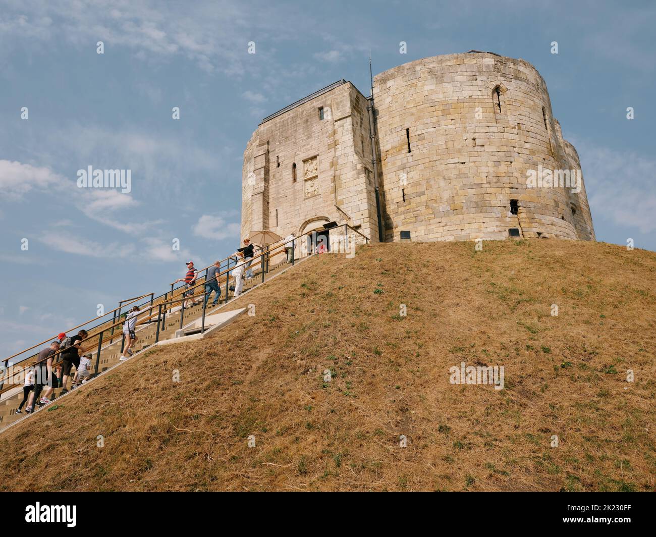 Sommertouristen besuchen den neu eröffneten Clifford's Tower / York Castle, York, North Yorkshire, England, UK - English Heritage Tourism Stockfoto