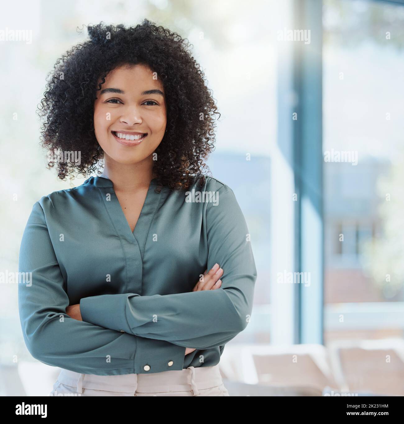 Glückliches Lächeln des Personalmanagers, Führung und Vision für den Erfolg. Porträt einer schwarzen Geschäftsfrau, die Arme gekreuzt, lächelnd und fühlend stehend Stockfoto
