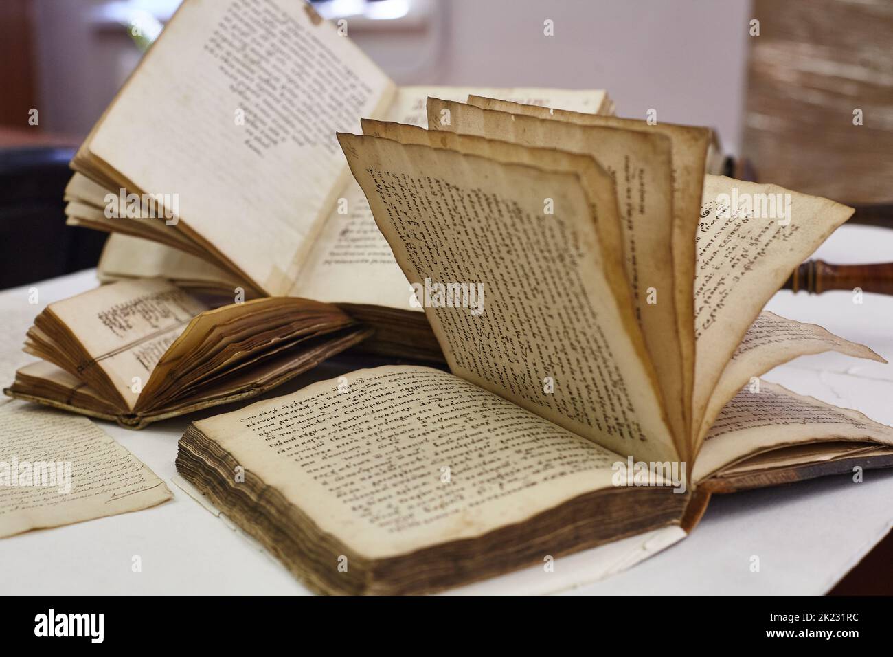 LVIV, UKRAINE - 2. April 2020: Stillleben mit alten Büchern. Alte religiöse slawische Bücher mit alten Texten. Alte überlappende Bücher Stockfoto