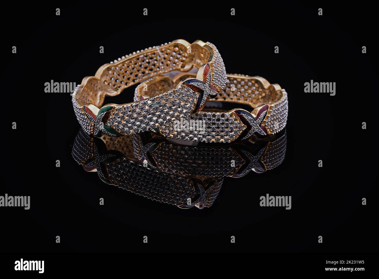 Schöne Attraktive Bangles. Künstliche Diamantbandereien. Indische Bangles. Indische Armbänder Stockfoto