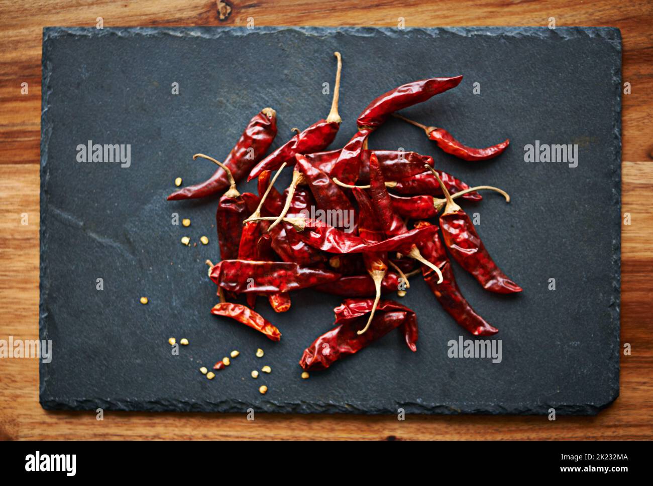 Füge etwas Feuer zu deinem Essen hinzu. High-Angle-Aufnahme getrockneter roter Chilischoten auf einer Küchentheke. Stockfoto