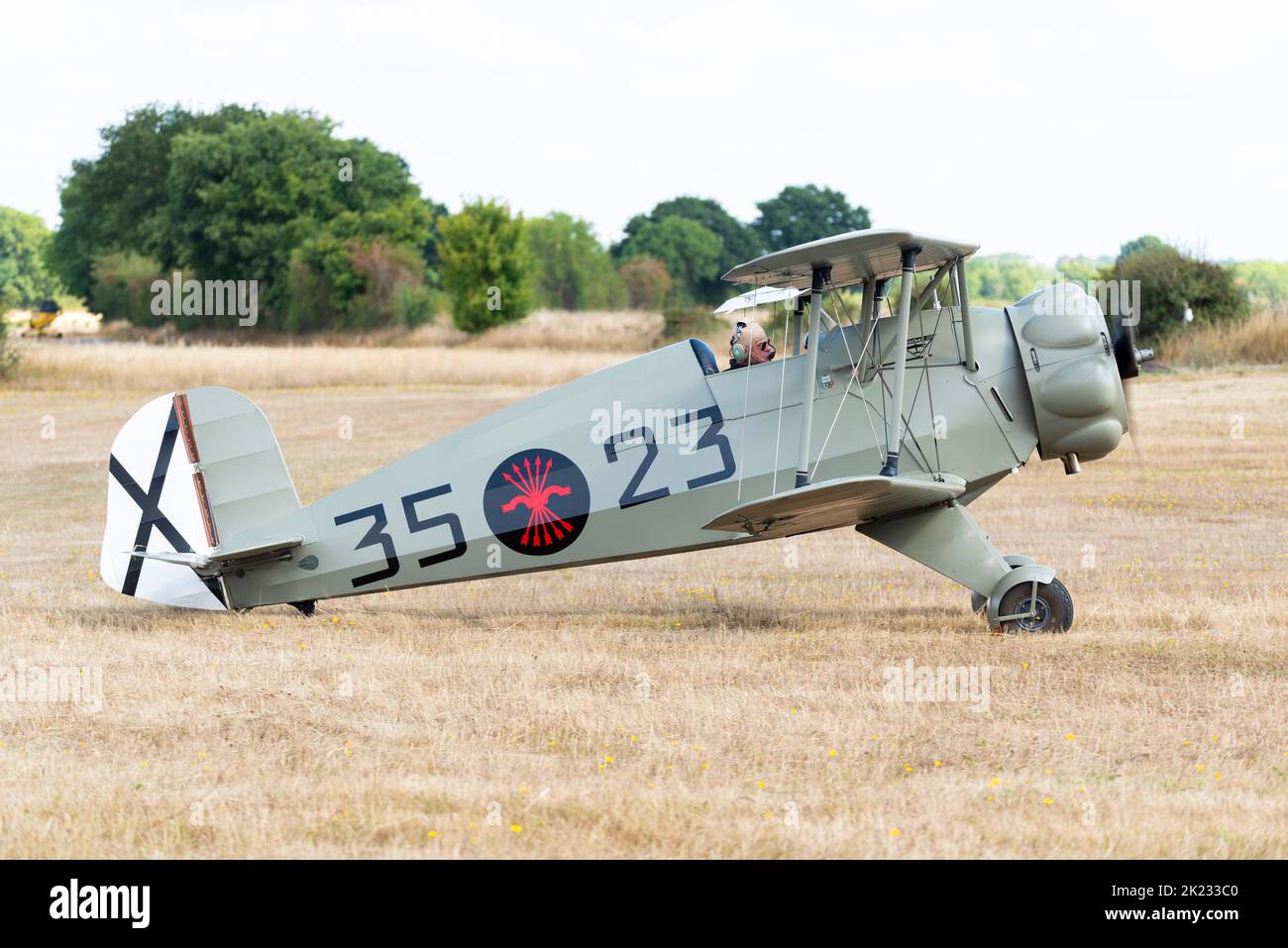 Bücker Bücker, eine spanische 133 CASA 1,133L Jungmeister Version, Jungmeister 35-23 G-RPAX, auf der Little Gransden Air and Car Show, Bedfordshire, Großbritannien. Stockfoto