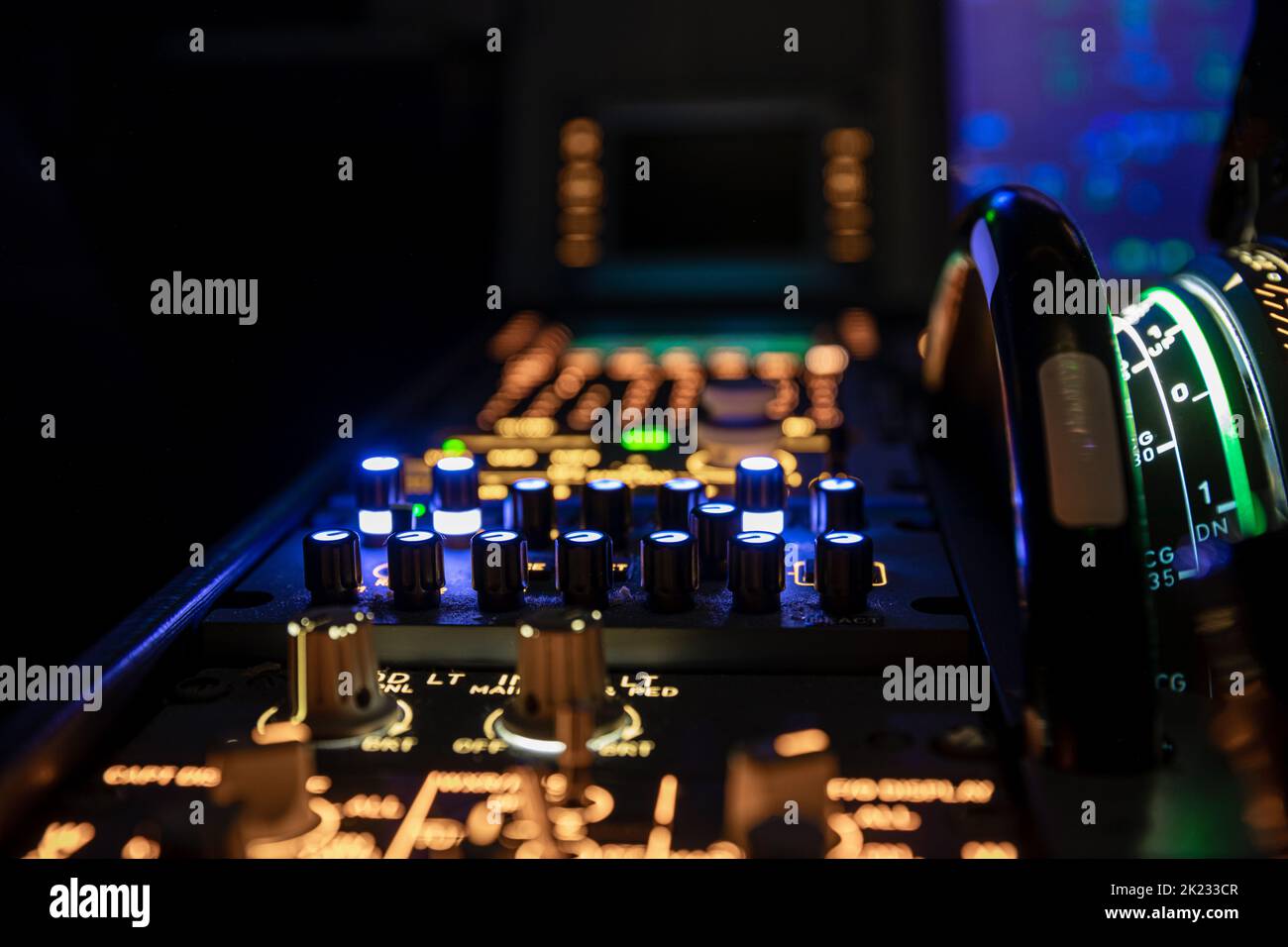 Bilder von einem Nachtflug eines Airbus 320 im Cockpit. Unterschiedliche Schwerpunkte der Instrumente. Auf der rechten Seite das Trimmrad und die Streig Stockfoto