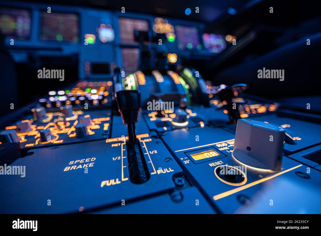 Bilder von einem Nachtflug eines Airbus 320 im Cockpit. Unterschiedliche Schwerpunkte der Instrumente. Auf der rechten Seite das Trimmrad und die Streig Stockfoto