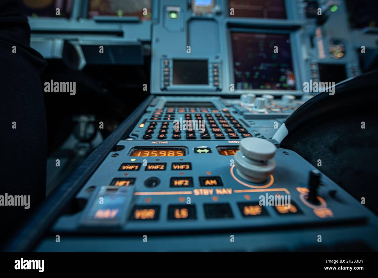 Airbus-Flugdeck mit Instrumentenbrett und Blick auf den Flight Management Computer und CPDLC-Display.Airbus-Flugdeck mit Instrumentenbrett geschossen Stockfoto