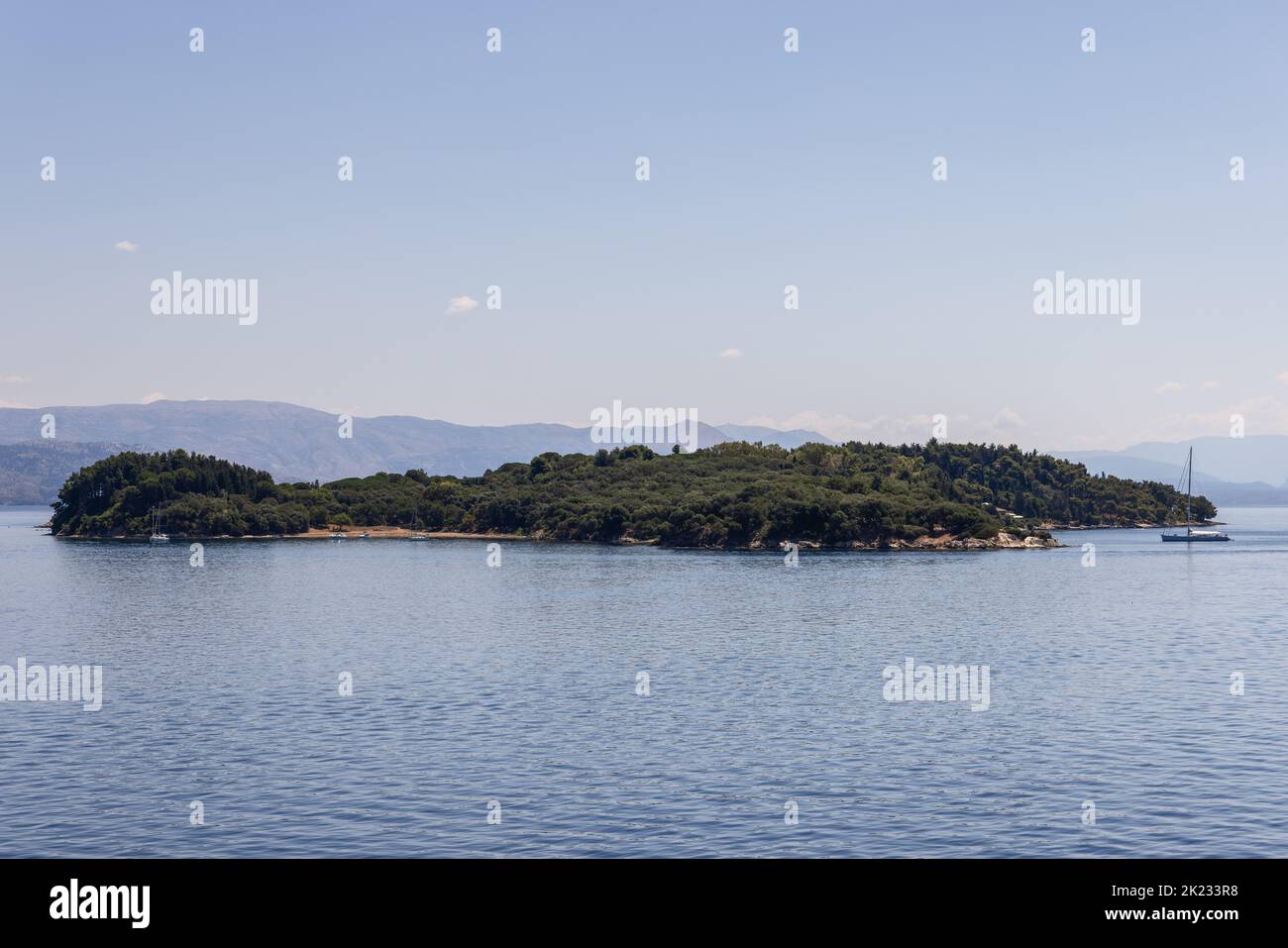 Naturschutzgebiet bewaldete, unbewohnte Insel Ptichia liegt in der Bucht gegenüber von Korfu Stadt, Ionische Inseln, Griechenland Stockfoto