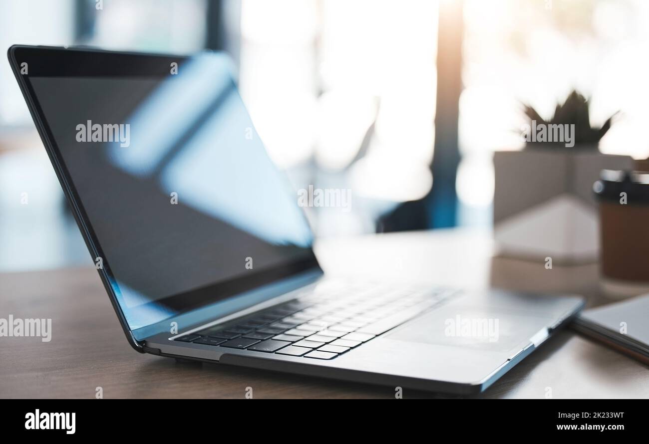 Laptop auf einem Schreibtisch im modernen Büro, um an einem Projekt, einem virtuellen Geschäftstreffen oder einer Online-Recherche zu arbeiten. Nahaufnahme eines Computers, einer Technologie und eines pcs auf einem Stockfoto