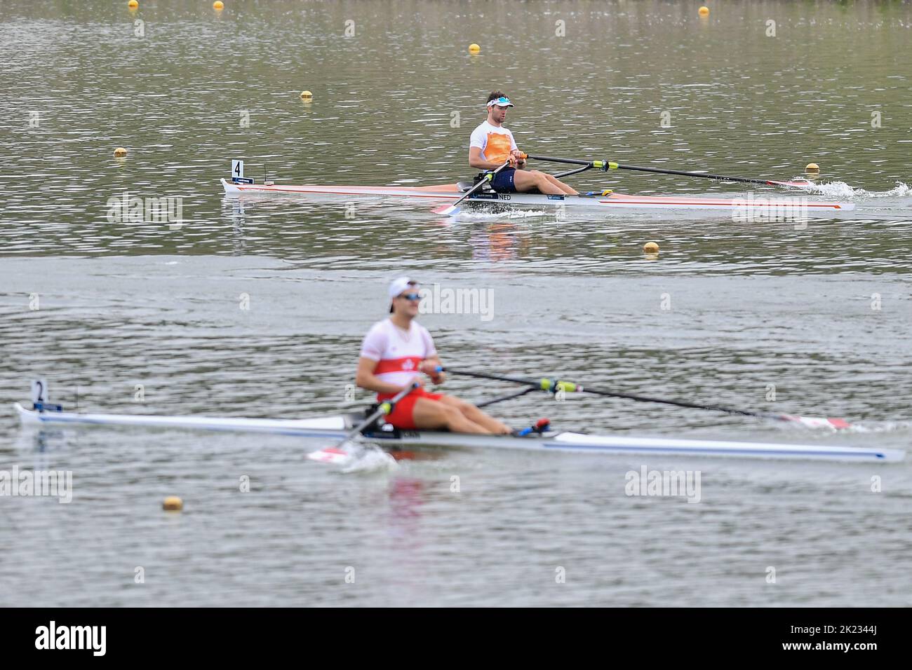 Racice, Tschechische Republik - 21. September: Melvin Twellaar aus den Niederlanden (rechts) und Trevor Jones aus Kanada (links) treten am 4. Tag der Ruderweltmeisterschaften 2022 im Elbe Arena Racice am 21. September 2022 in Racice, Tschechische Republik, beim Viertelfinale der Herren-Schädel an. (VIT Cerny/CTK Photo/BSR Agency) Stockfoto