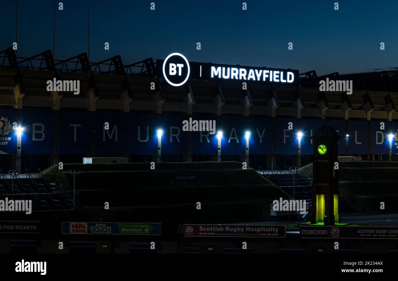 BT Murrayfield Rugby Stadium Logo leuchtet in der Dunkelheit bei Nacht, Edinburgh, Schottland, Großbritannien Stockfoto