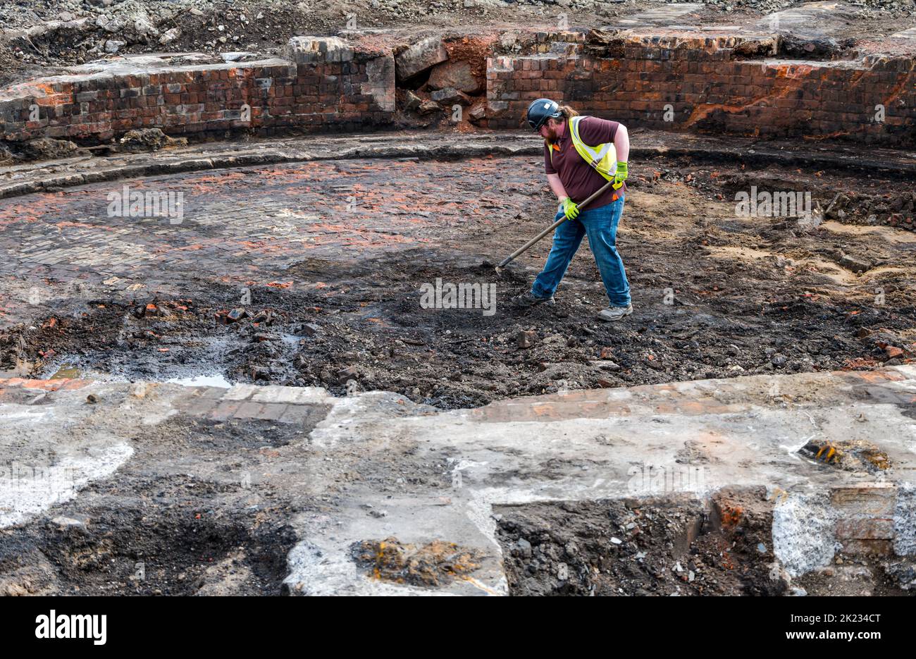 Archäologe, der an ausgegraben Resten von Drehscheibe, St. Margaret's Eisenbahndepot, Meadowbank, Edinburgh, Schottland, Großbritannien, arbeitet Stockfoto