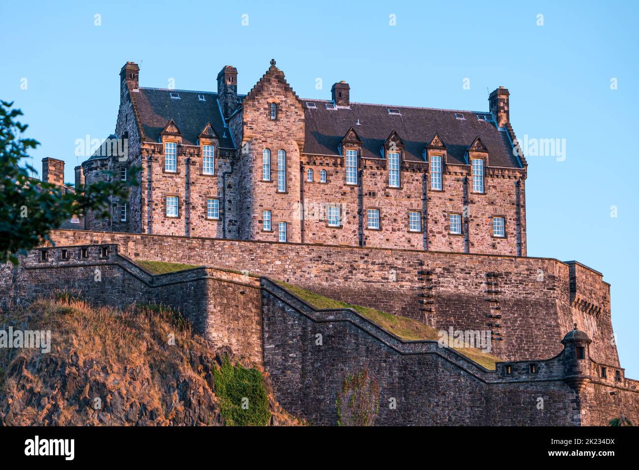 Blick auf den Felsvorsprung des Edinburgh Castle mit klarem blauen Himmel, Schottland, Großbritannien Stockfoto