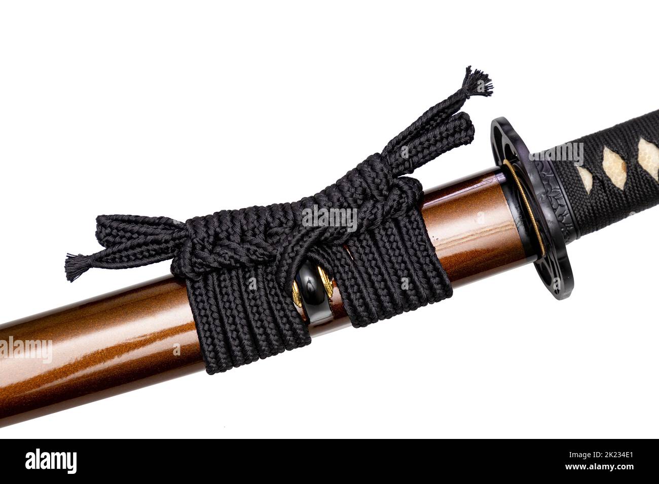 Schwarze Farbe Sageo - Japanisches Schwert Scheide Seil aus hochwertiger Seide isoliert auf weißem Hintergrund. Selektiver Fokus. Stockfoto
