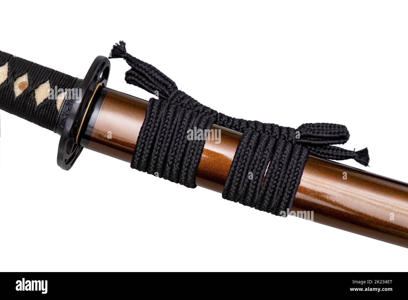 Schwarze Farbe Sageo - Japanisches Schwert Scheide Seil aus hochwertiger Seide isoliert auf weißem Hintergrund. Selektiver Fokus. Stockfoto